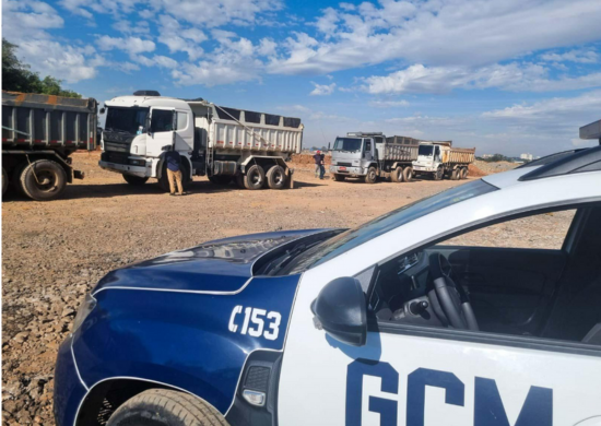 Cinco caminhões são apreendidos por descarte irregular no Jardim Maria de Lourdes