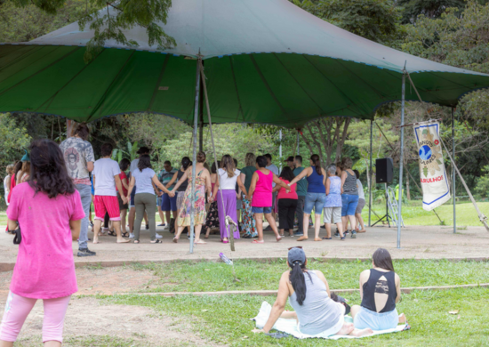 Oficina de danças circulares promove saúde e bem-estar no Bosque Maia