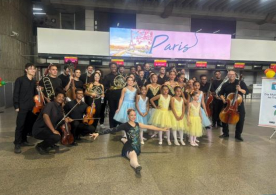 Orquestra Jovem de Guarulhos faz apresentação surpresa no saguão do aeroporto