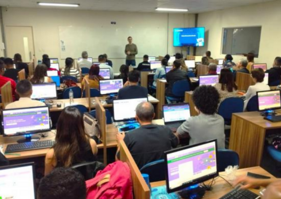 Profissionais da educação de Guarulhos participam de seminário sobre robótica e tecnologias