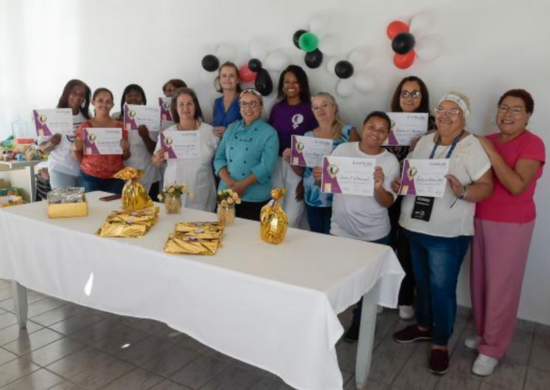 Alunas do curso de confeitaria básica das Casas da Mulher Vila Galvão e Haroldo Veloso recebem certificados