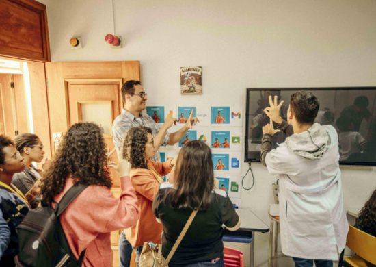Professores bilíngues de surdos da Prefeitura participam de visita formativa ao CES Rio Branco