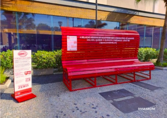 UNG e IBV instalam Banco Vermelho em prol ao feminicídio zero