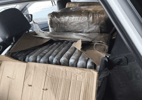 Polícia Federal prende homem com 640 kg de cocaína em táxi na Marginal Tietê