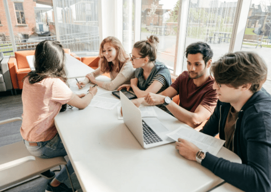 Confira 225 vagas de estágio nas empresas Indorama Ventures, Clariant, John Deere, Brametal e outras