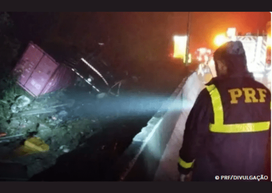 Acidente com van deixa ao menos nove mortos no Paraná