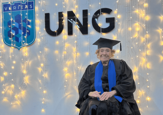 Estudante de 91 anos abrilhanta formatura de Escola Estadual na UNG