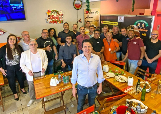 Silvio Alves, do X Supermercados e da ACE, reúne imprensa de Guarulhos