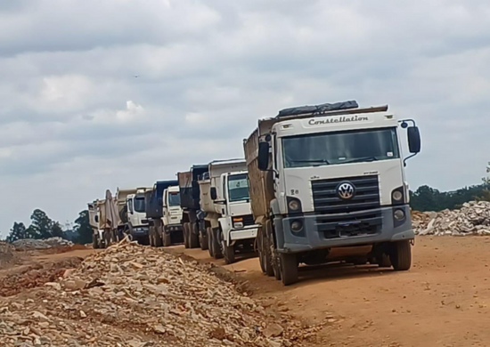 Prefeitura apreende sete caminhões por descarte irregular de resíduos no Jardim Maria de Lourdes
