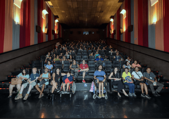 Sessão inclusiva de cinema reúne cerca de 180 pessoas com deficiência e seus acompanhantes