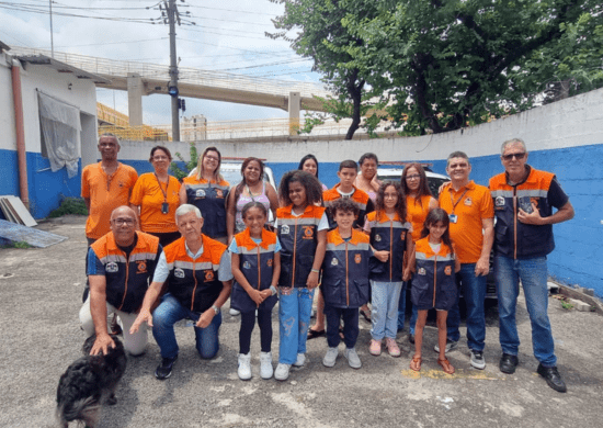 Atividades da Defesa Civil são apresentadas a crianças da comunidade Vila Flora