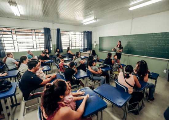 Escolas recebem responsáveis pelos alunos na 1ª reunião de famílias e educadores do ano