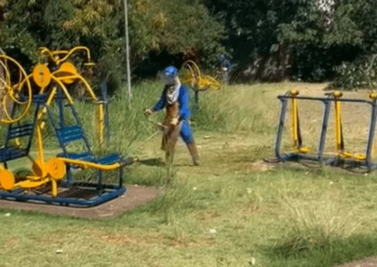 Prefeitura corta o mato de praça no Jardim Palmira