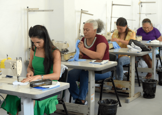 Alunas iniciam capacitação em costura e conserto na Casa da Mulher Vila Galvão