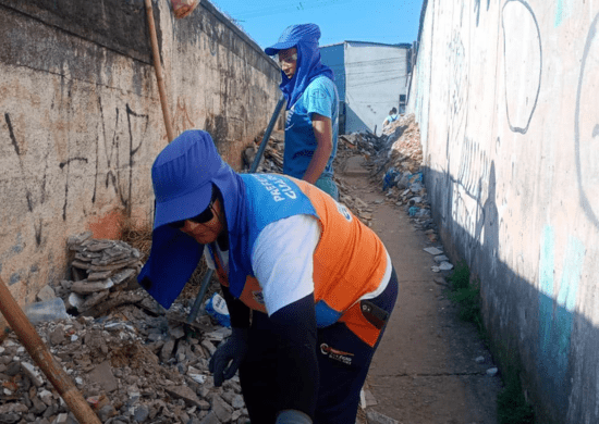 Prefeitura realiza limpeza de bocas de lobo em vias na região do Pimentas