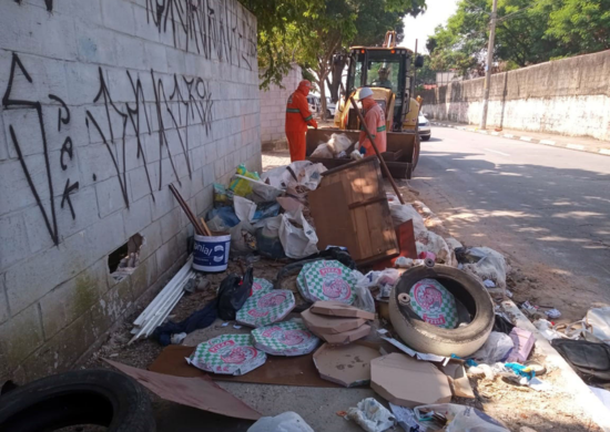 Prefeitura remove resíduos no Jardim Flor do Campo com auxílio de retroescavadeira