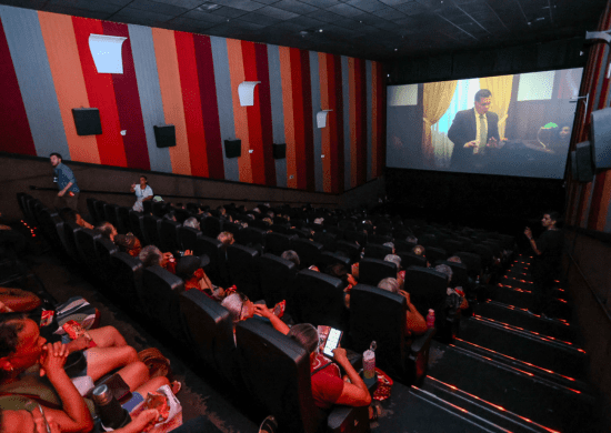 Prefeitura leva 250 idosos do projeto Movimento 60+ ao cinema