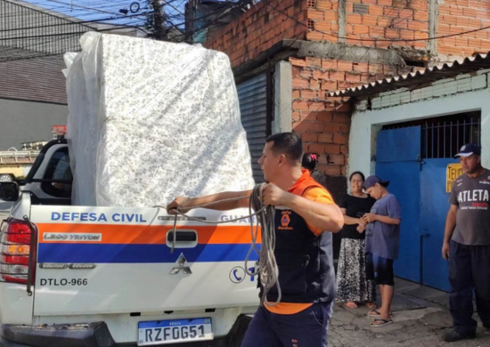 Defesa Civil doa cesta básica e outros itens a família atingida por incêndio no Morro do Amor