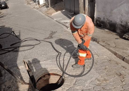 Prefeitura realiza a limpeza de bocas de lobo em via do Cabuçu