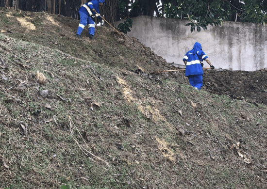 Prefeitura realiza a roçagem do mato em unidade do Cras na Cidade Satélite