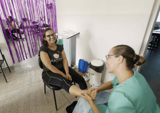 Mulheres com deficiência e mães atípicas são homenageadas com sessão de massagem relaxante