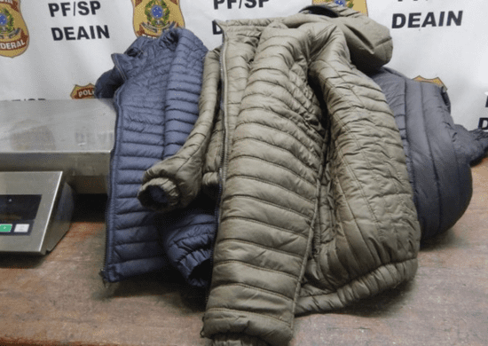 Aeroporto de Guarulhos: PF prende sete suspeitos e apreende drogas escondidas em casacos e eletrônicos