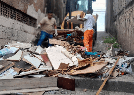 Prefeitura remove resíduos em praça no Jardim Flor da Montanha