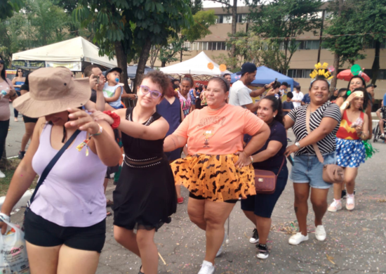 Pessoas com deficiência festejam em ala inclusiva de bloco pós-Carnaval