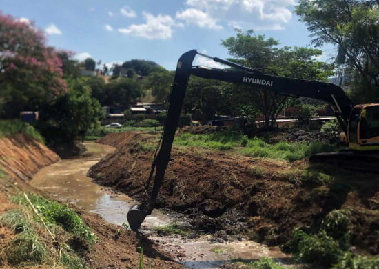 Prefeitura realiza o desassoreamento do Córrego Tanque Grande