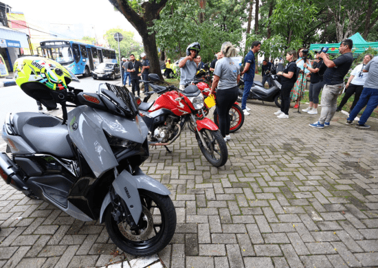 Blitz educativa sobre segurança viária aborda mais de 500 pessoas na praça Oito de Dezembro