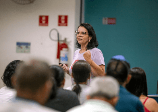 Professores e alunos da EJA participam de palestra sobre direitos das mulheres