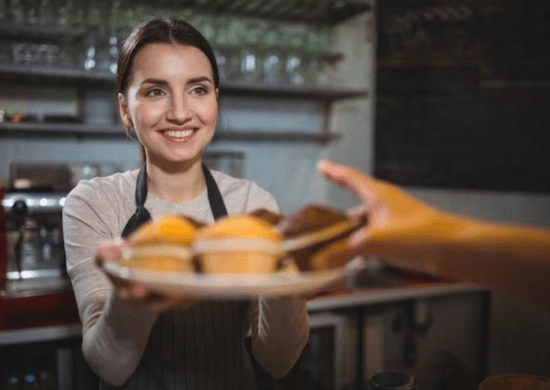 Emprego nos setores de Alojamento e de Alimentação cresce 5,5% em 2024 e fecha o ano com cerca de 6 milhões de vagas