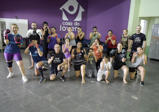 Aulas gratuitas de kickboxing possibilitam defesa pessoal, saúde e disciplina