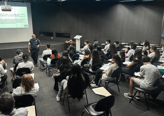 Prefeitura orienta estudantes sobre riscos do álcool e direção no programa P.A.R.T.Y.