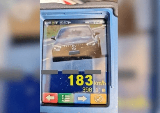 SC: Mercedes é flagrada “voando” 83% acima da velocidade permitida