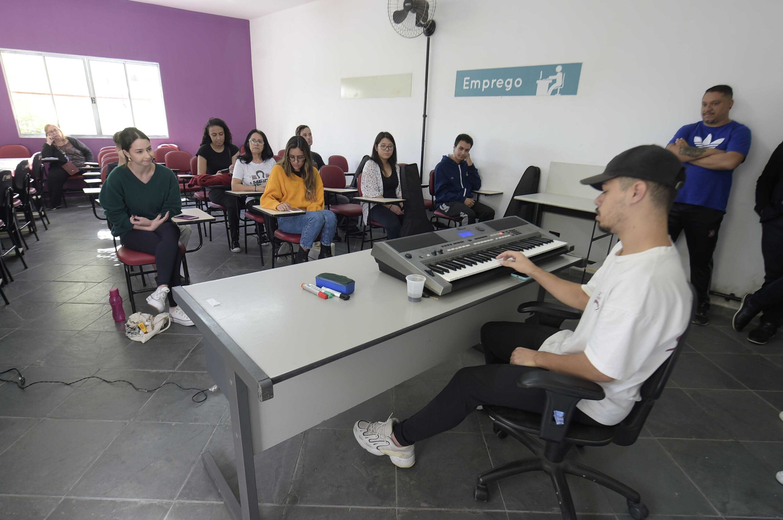 Jovens iniciam curso de canto promovido pela Prefeitura