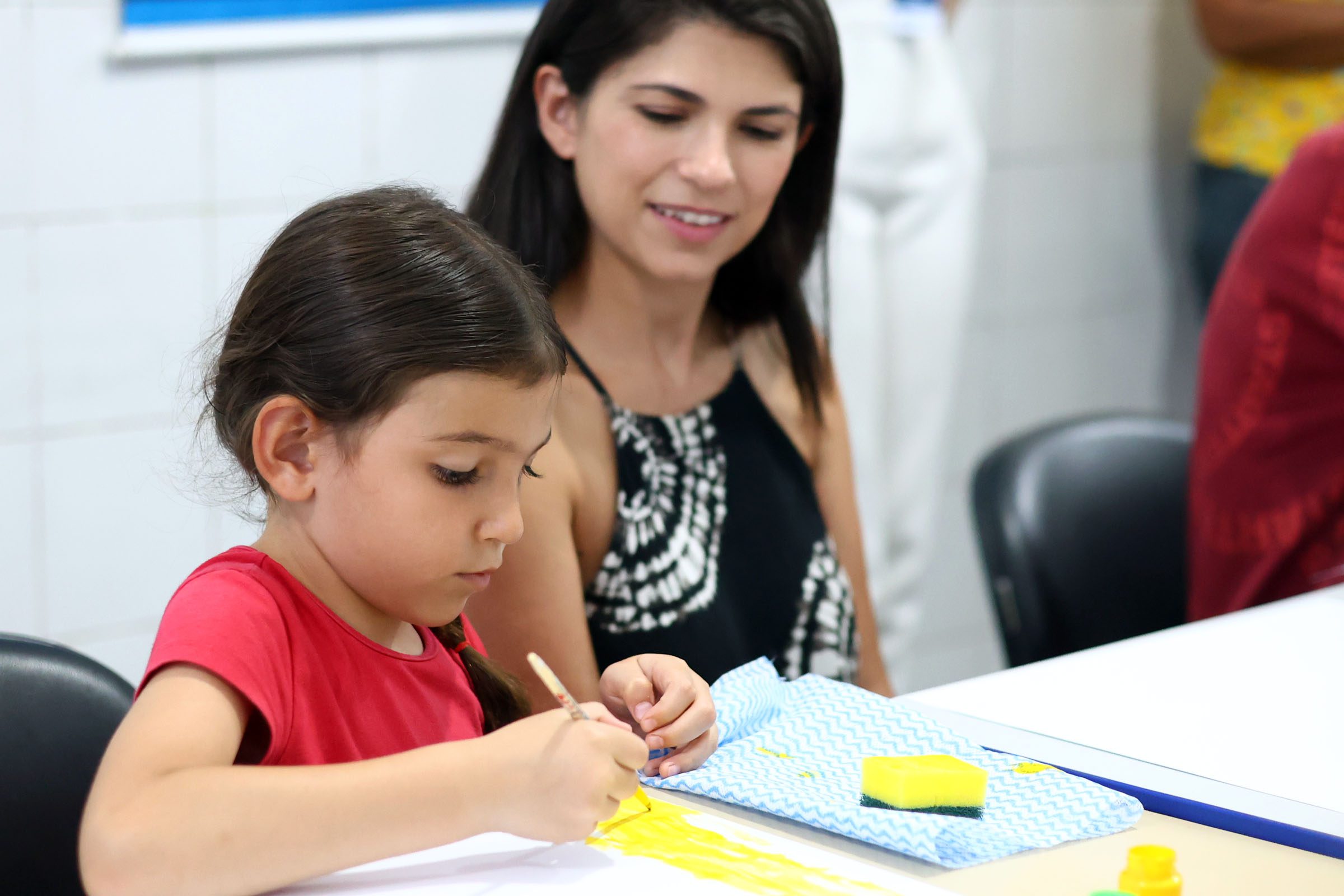 CIC Pimentas recebe roda de conversa com mães atípicas e oficina de pintura para crianças PcD