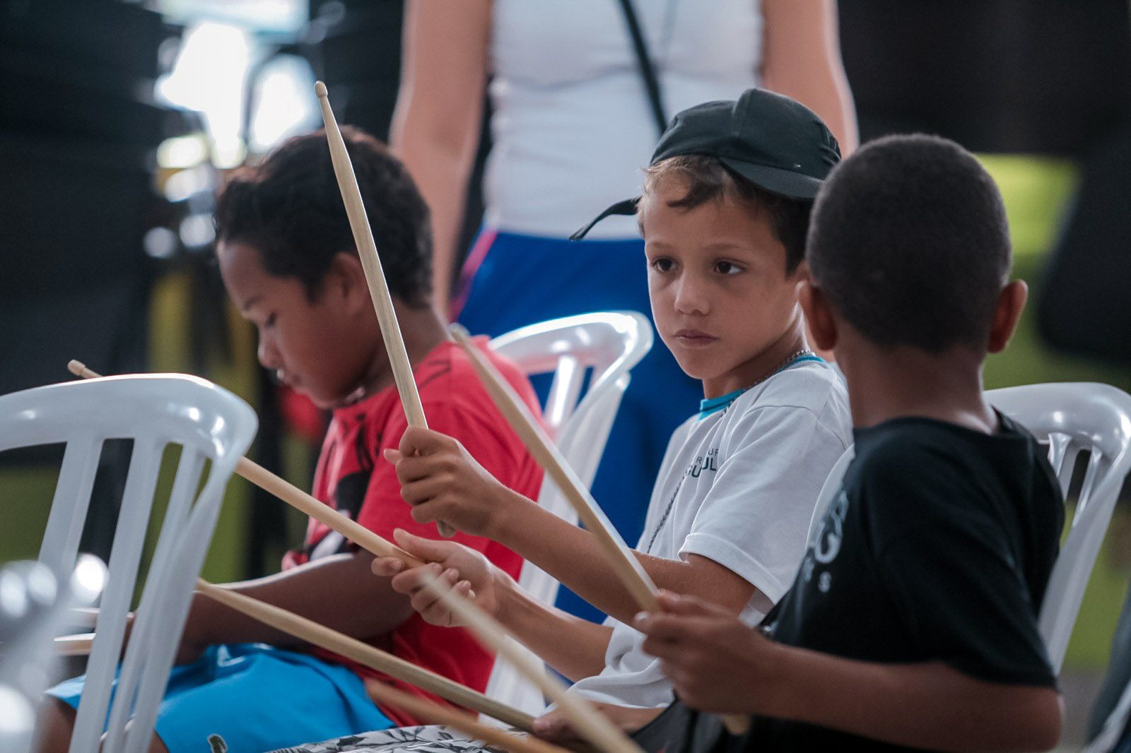 Orquestra de Sucata une música e reciclagem em oficina para alunos da rede pública