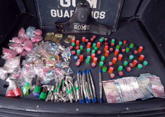 Policiamento Municipal prende dois homens com 452 embalagens de entorpecentes na Vila Galvão