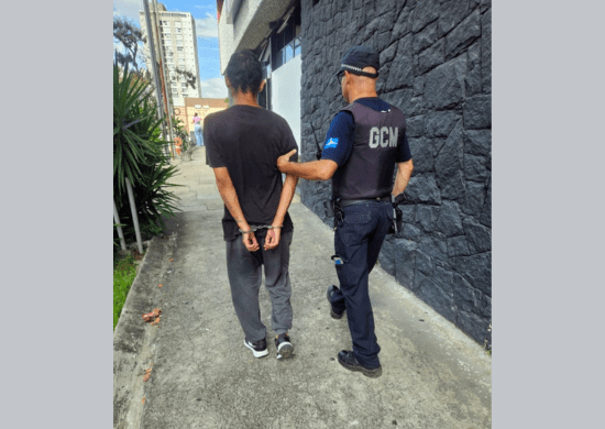 GCM captura foragido da Justiça no Bosque Maia e prende homem por receptação no Centro