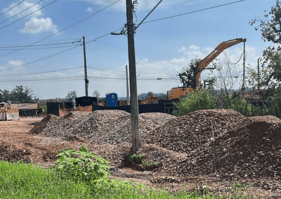 Prefeitura retira mais de 100 toneladas de lixo para melhorar drenagem em rua do Pimentas