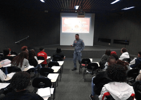 Projeto internacional P.A.R.T.Y. reúne alunos de escola estadual do Jardim Cumbica