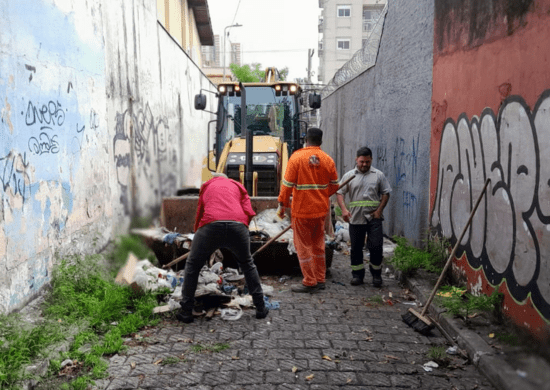 Prefeitura recolhe 42 toneladas de resíduos em ruas do Jardim Santa Mena e do Picanço