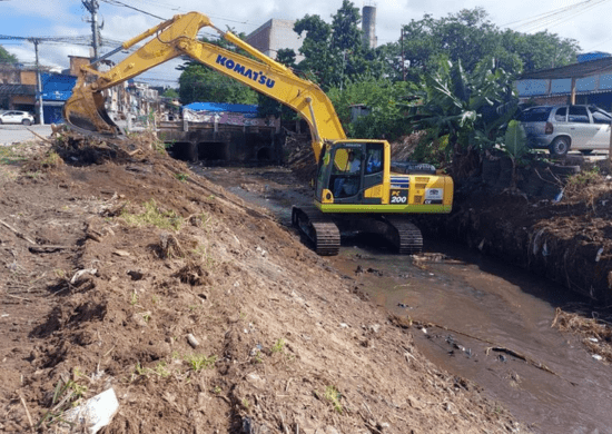Prefeitura implementa desassoreamento em novo trecho do córrego Popuca