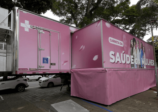 Carreta da Saúde da Mulher está na praça Getúlio Vargas com atendimento diário e exames por agendamento
