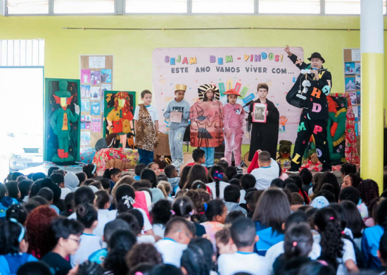 No dia Mundial do Livro, escola da Prefeitura recebe ação do programa Literatura em Movimento