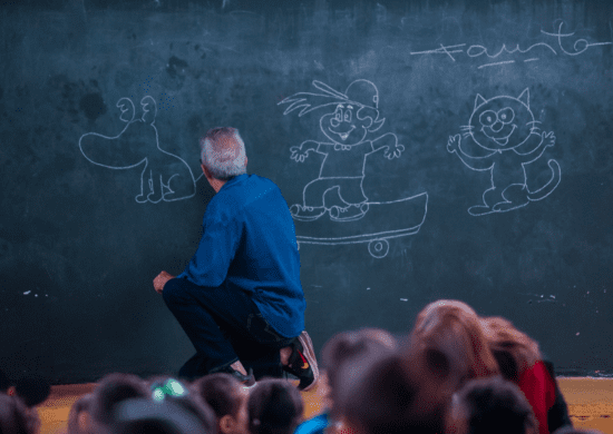 Cartunista leva desenhos e histórias para escola municipal na Vila Galvão
