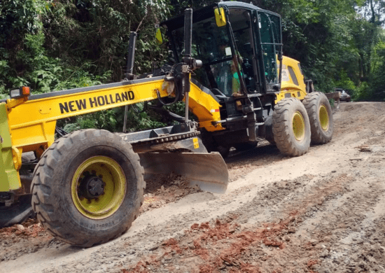 Prefeitura promove serviço de conservação e cascalhamento na estrada do Tanque Grande