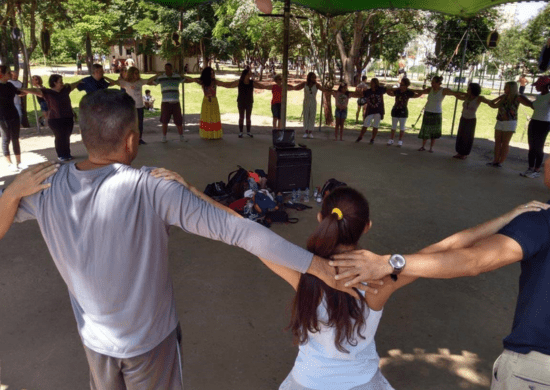 Oficina de Danças Circulares no Bosque Maia celebra o Abril Azul com inclusão e conexão com a natureza