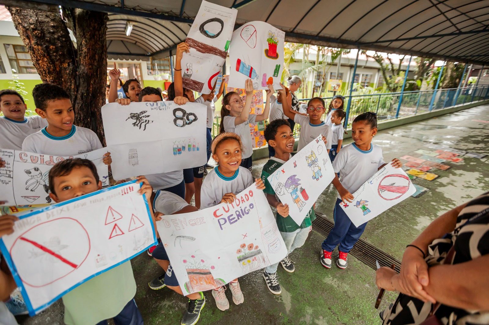 Alunos de escola municipal no Seródio compartilham aprendizados sobre o combate à dengue